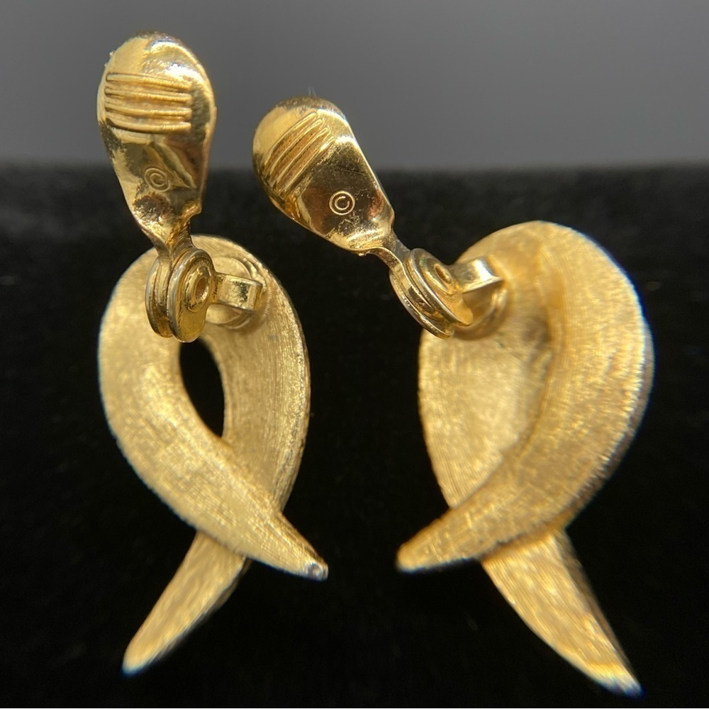 Monet Vintage Gold tone clip on earrings. Mid Century Modernist style. Signed - Picture 2 of 6